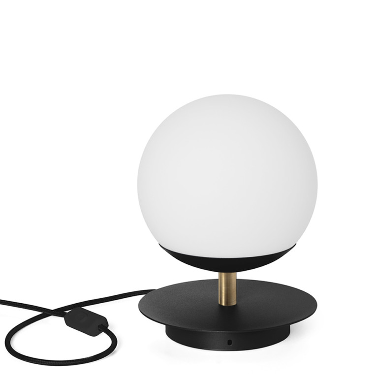 PLAAT ST lámpara de mesa negra con latón